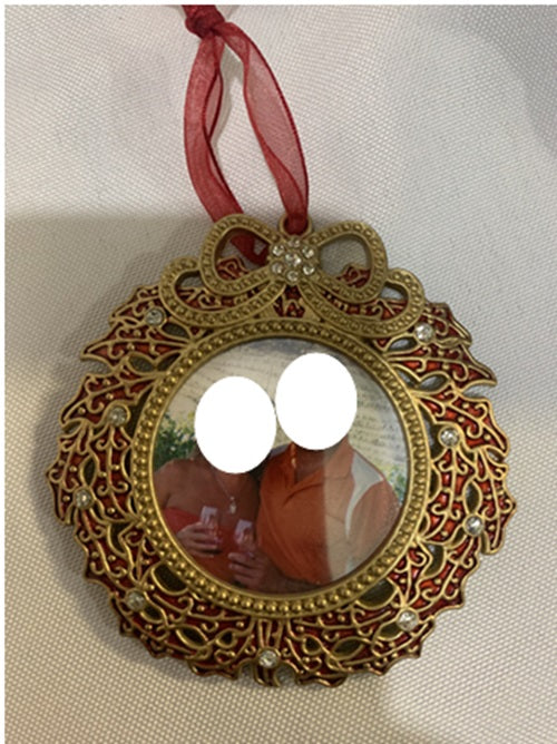 Gold metal and Rubies Ornament Wreath picture frame
